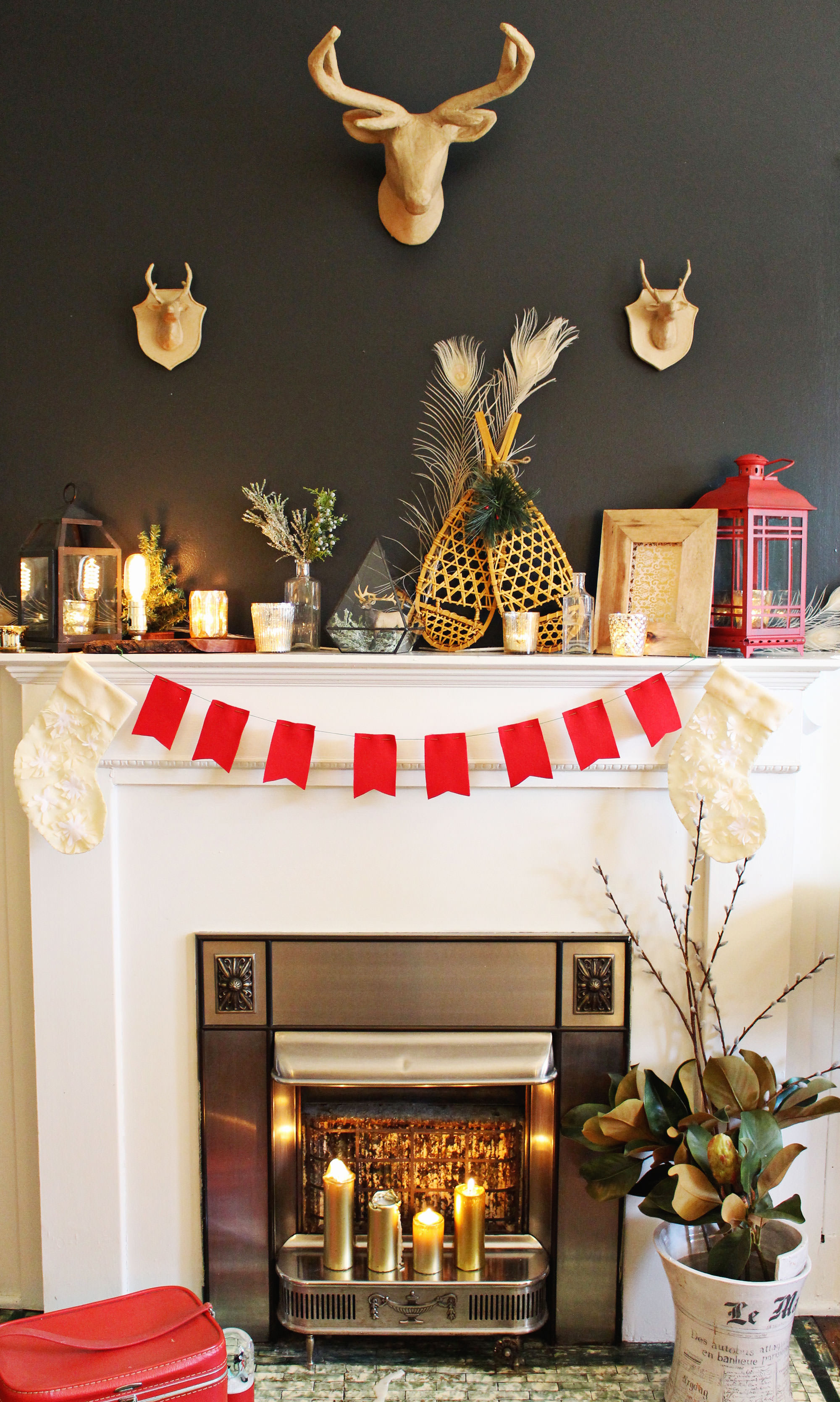A winter mantel design for all of you ski lodge, woodsy chic lovers!