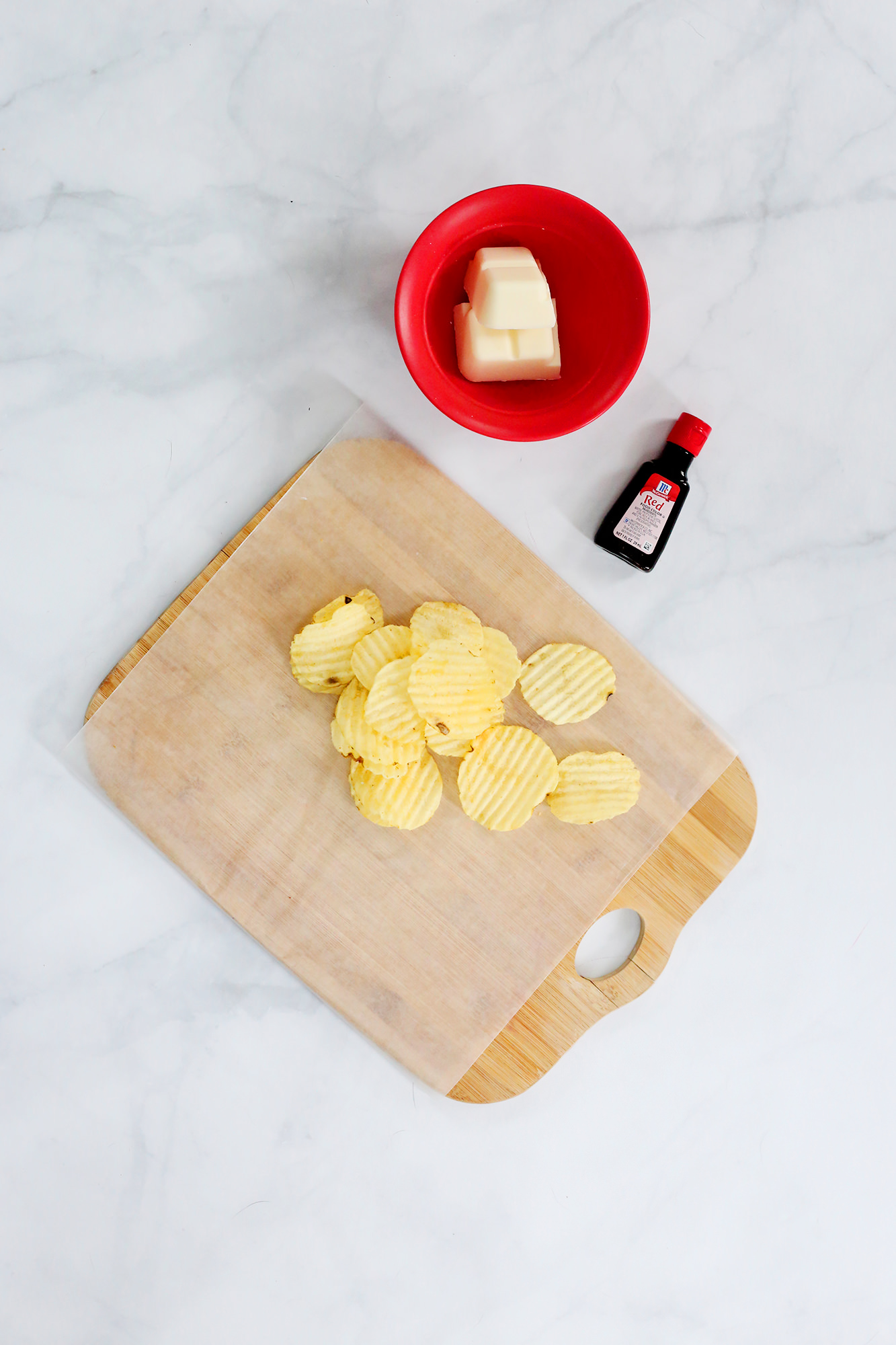 Marbled chocolate-covered potato chips are the perfect treat for your Galentines! Get the instructions on Lily & Val Living!