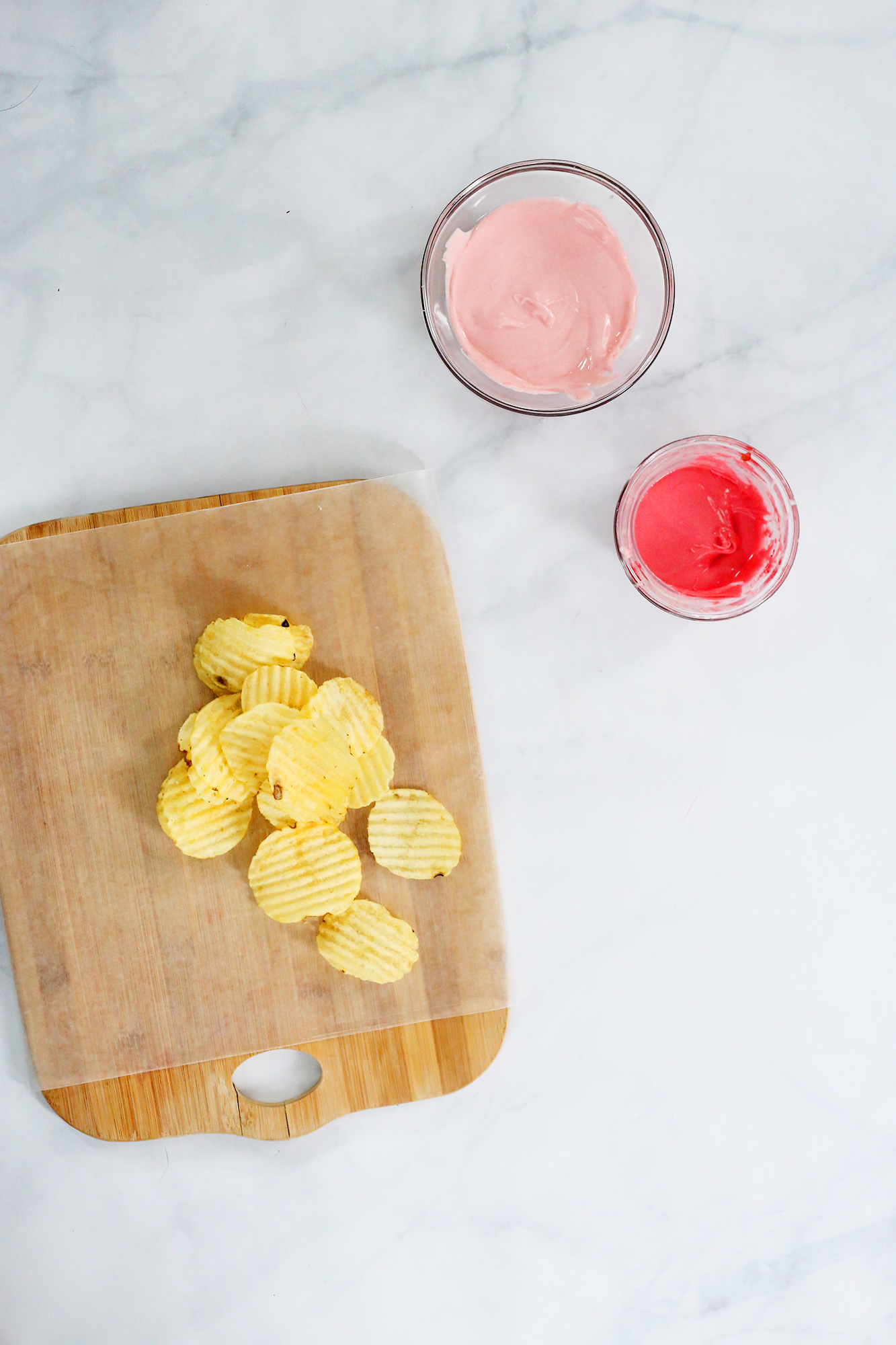 Marbled chocolate-covered potato chips are the perfect treat for your Galentines! Get the instructions on Lily & Val Living!