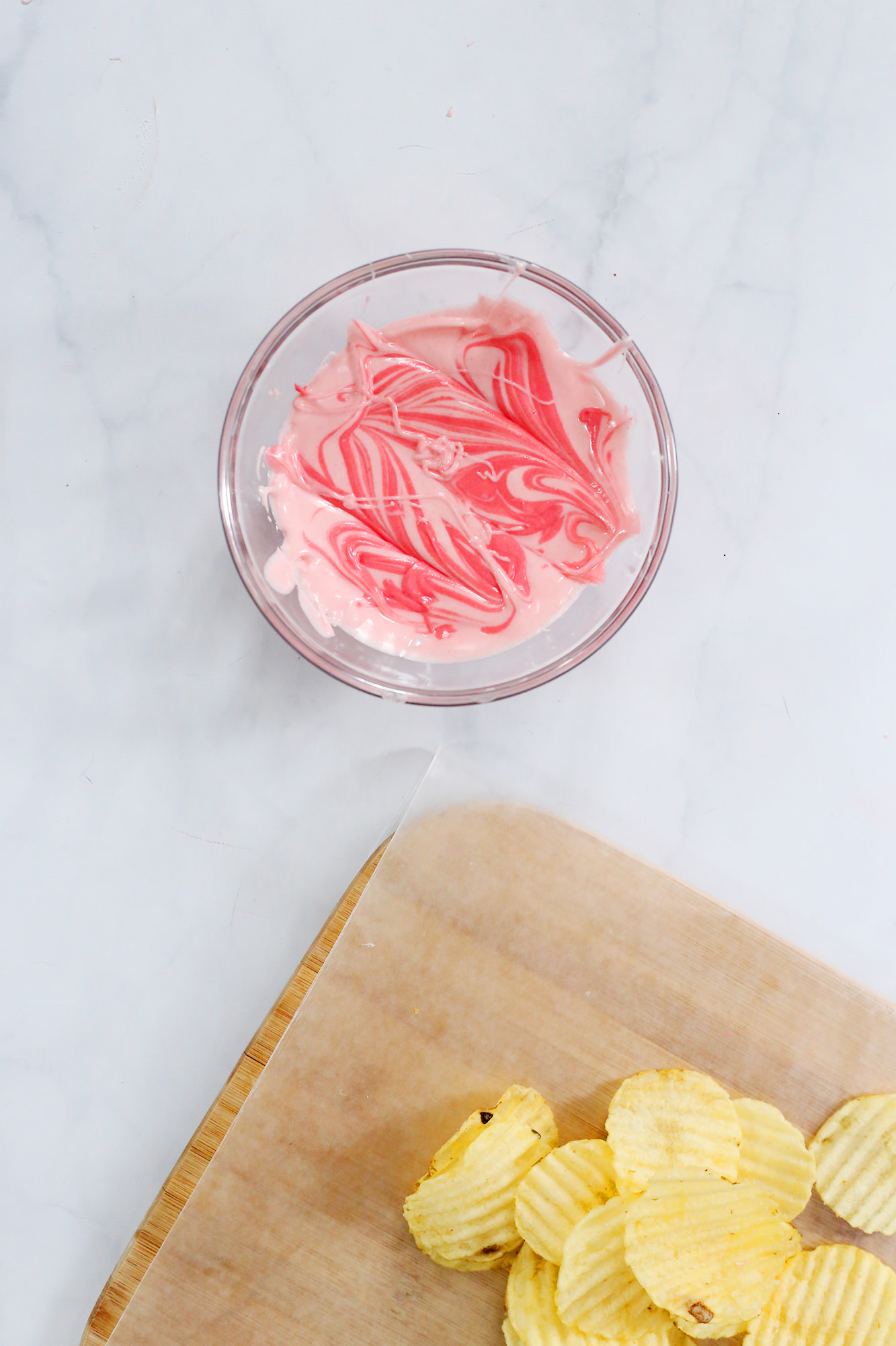 Marbled chocolate-covered potato chips are the perfect treat for your Galentines! Get the instructions on Lily & Val Living!