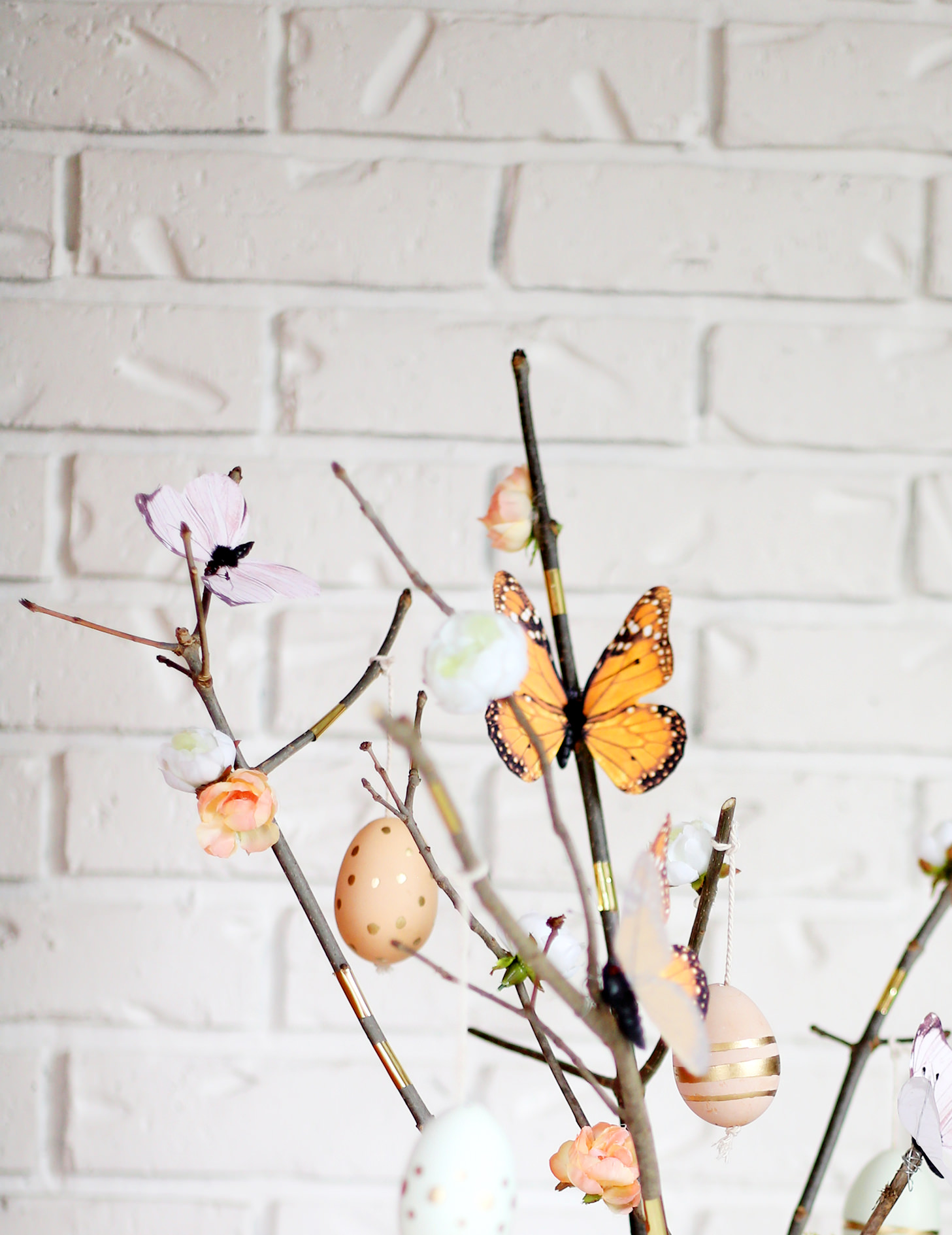 Create a new Spring centerpiece! This modern Easter tree puts an organic spin on the old classic!