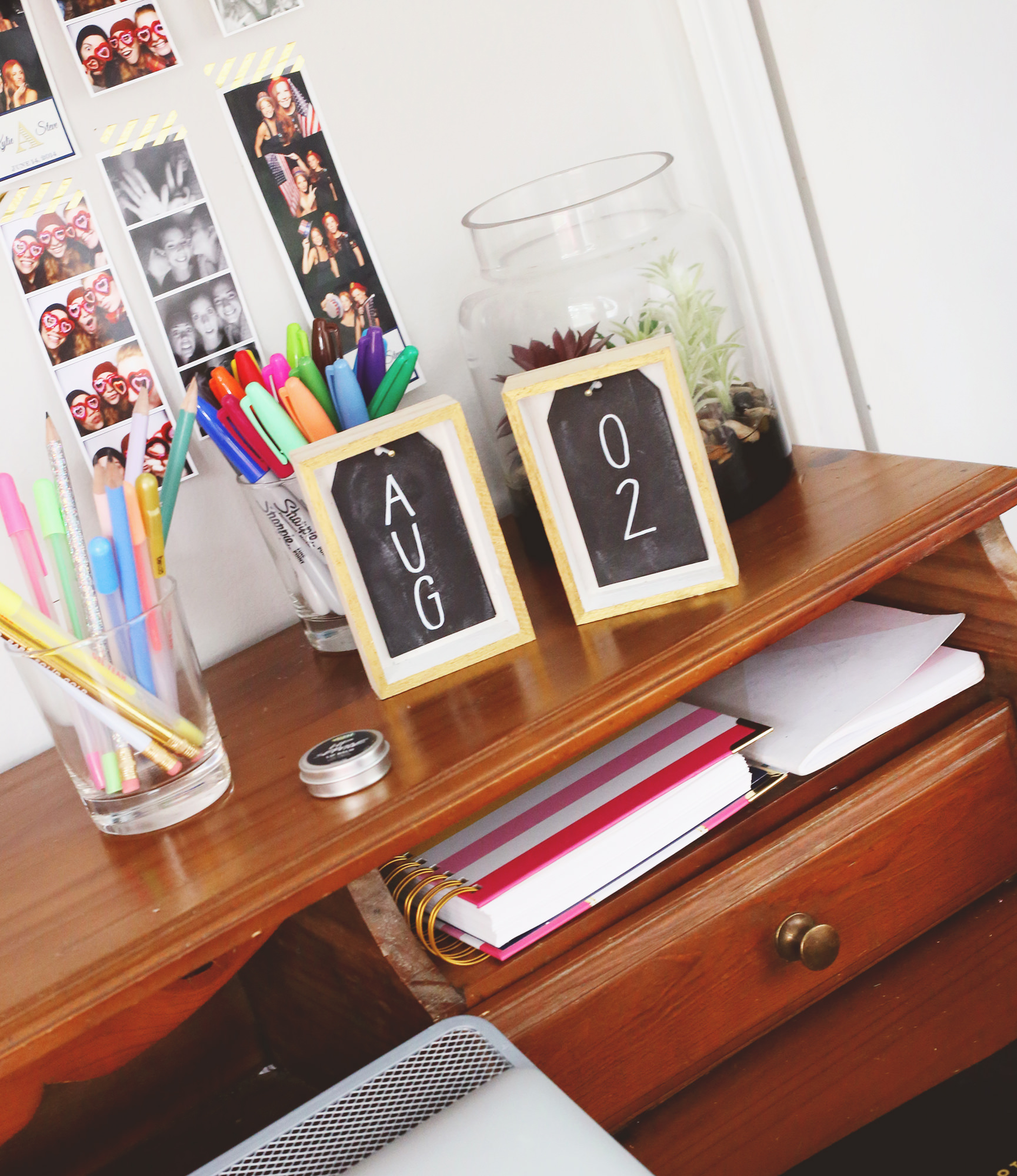 A simple and easy desk calendar diy on Lily & Val Living!