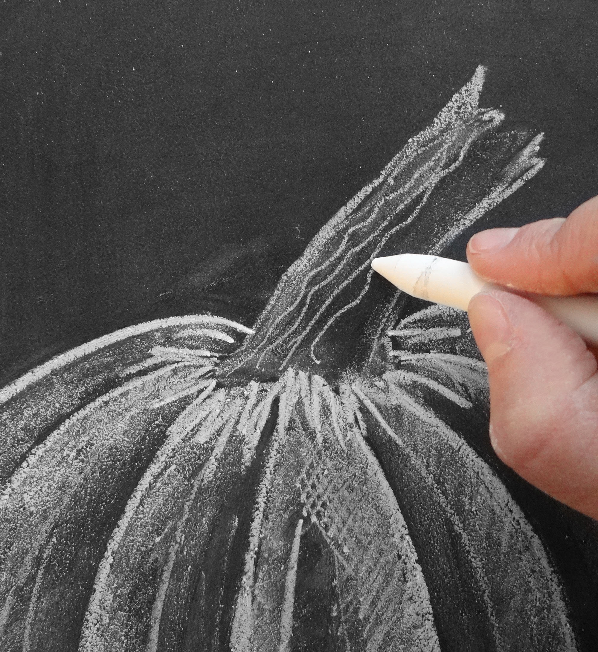  Valerie McKeehan, forfatter af The Complete Book of Chalk Lettering, giver en trinvis vejledning om, hvordan man tegner et kridtpumpkin.