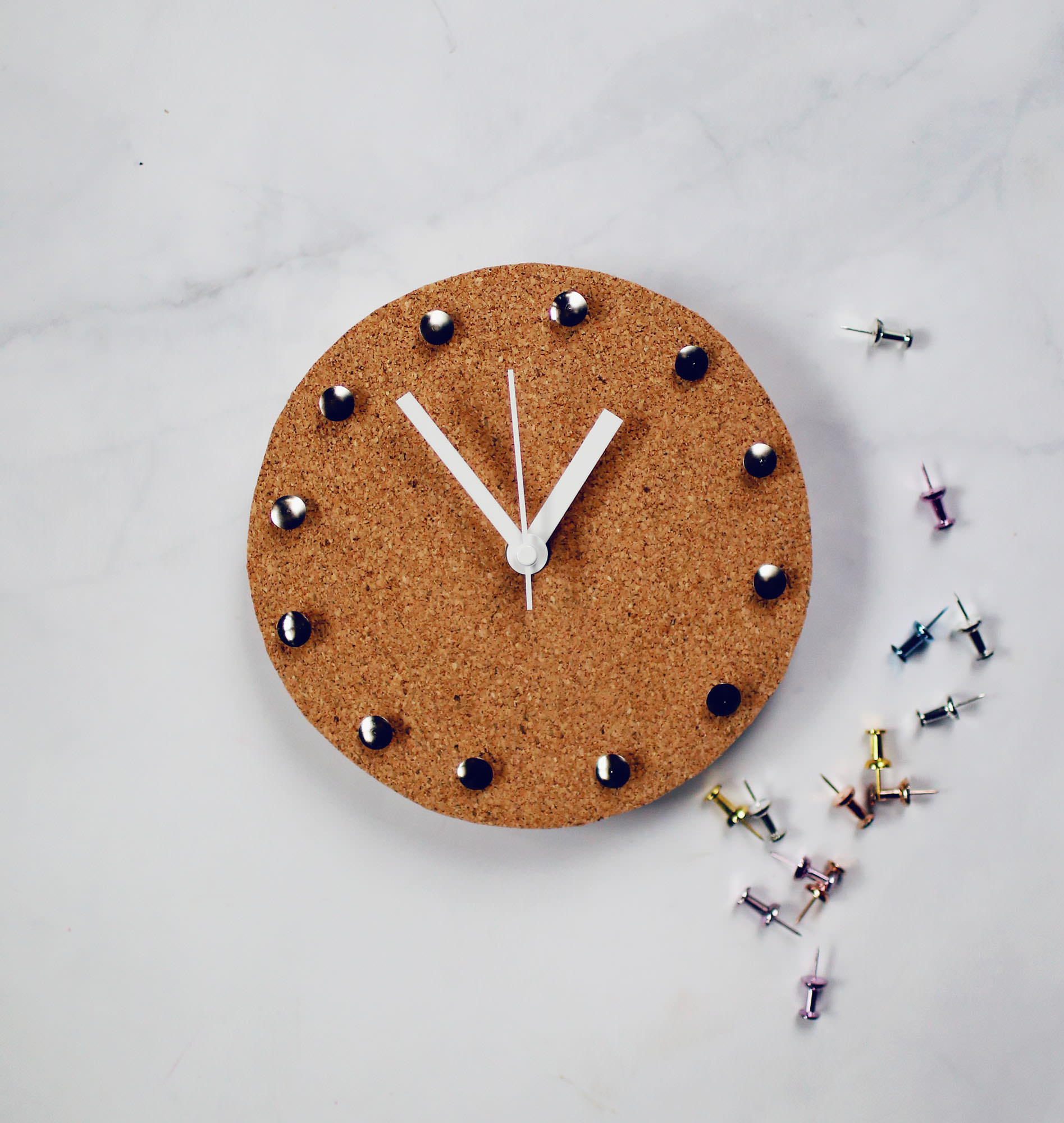 A DIY Cork Clock to decorate your space for the new year 