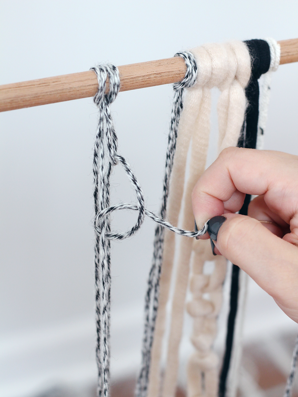 how to make a simple yarn wall hanging