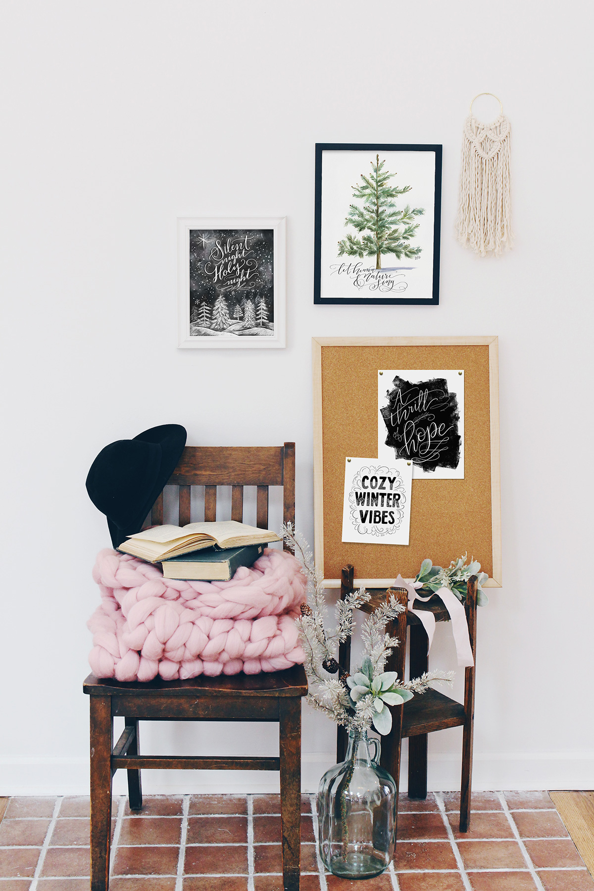 Minimalist Holiday Decor inspiration | holiday gallery wall decorating inspiration | Cozy holiday decor | Neutral holiday decor