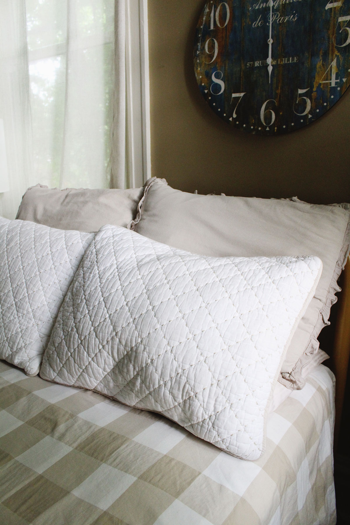 4 Tips for Decorating With Throw Pillows In Your Bedroom