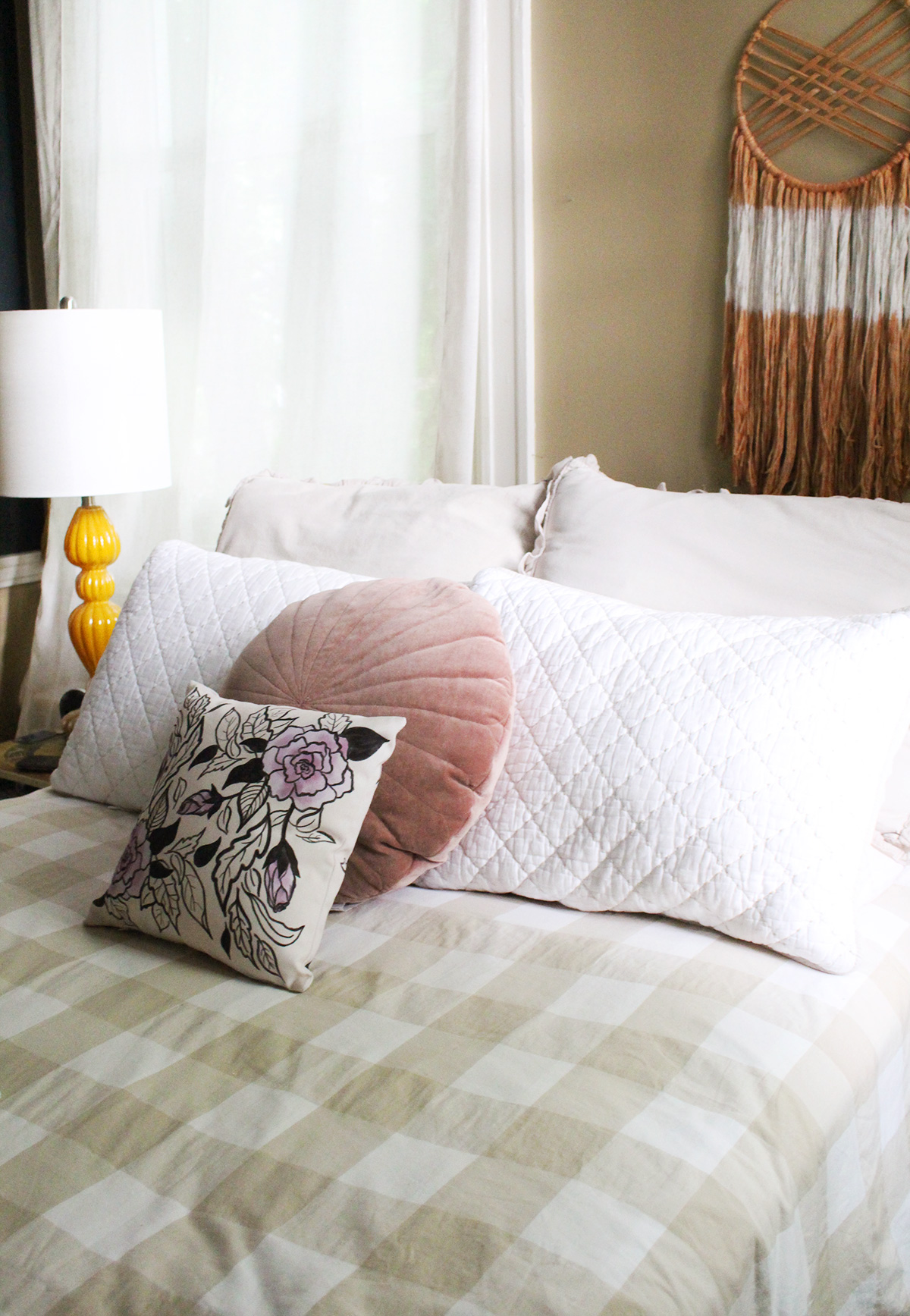 4 Tips for Decorating With Throw Pillows In Your Bedroom