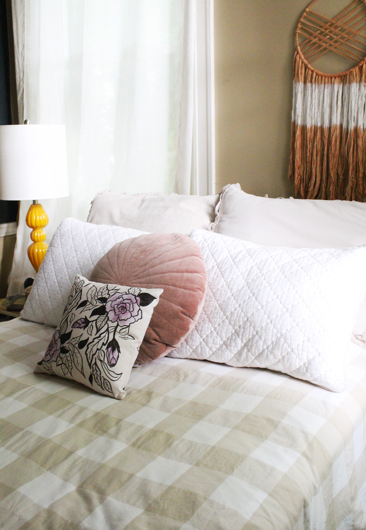 4 Tips for Decorating With Throw Pillows In Your Bedroom - Lily