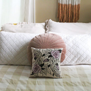 4 Tips for Decorating With Throw Pillows In Your Bedroom 4 Tips for Decorating With Throw Pillows In Your Bedroom