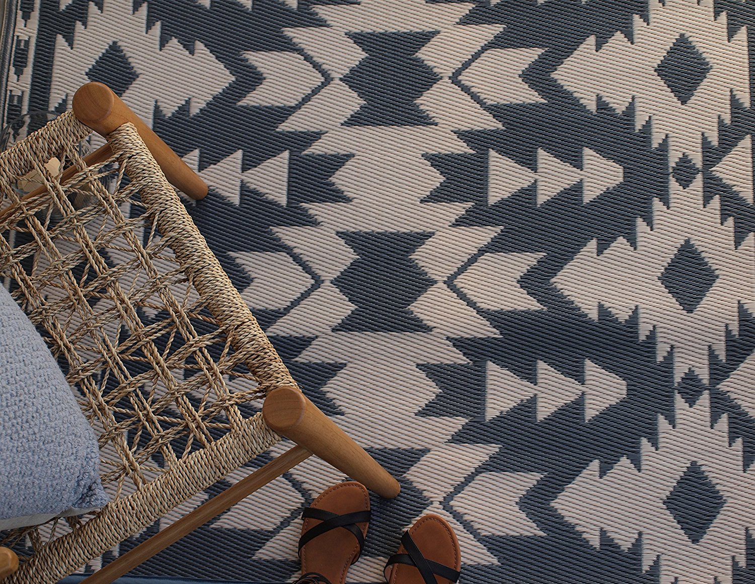 Love this outdoor rug with a modern style and neutral color scheme!