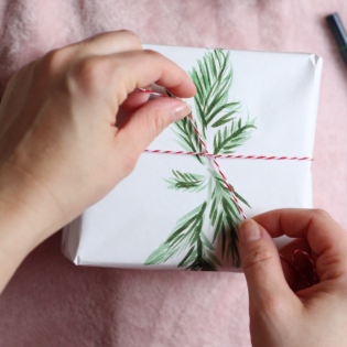 Simple DIY Holiday Gift Wrapping Idea Simple DIY Holiday Gift Wrapping Idea
