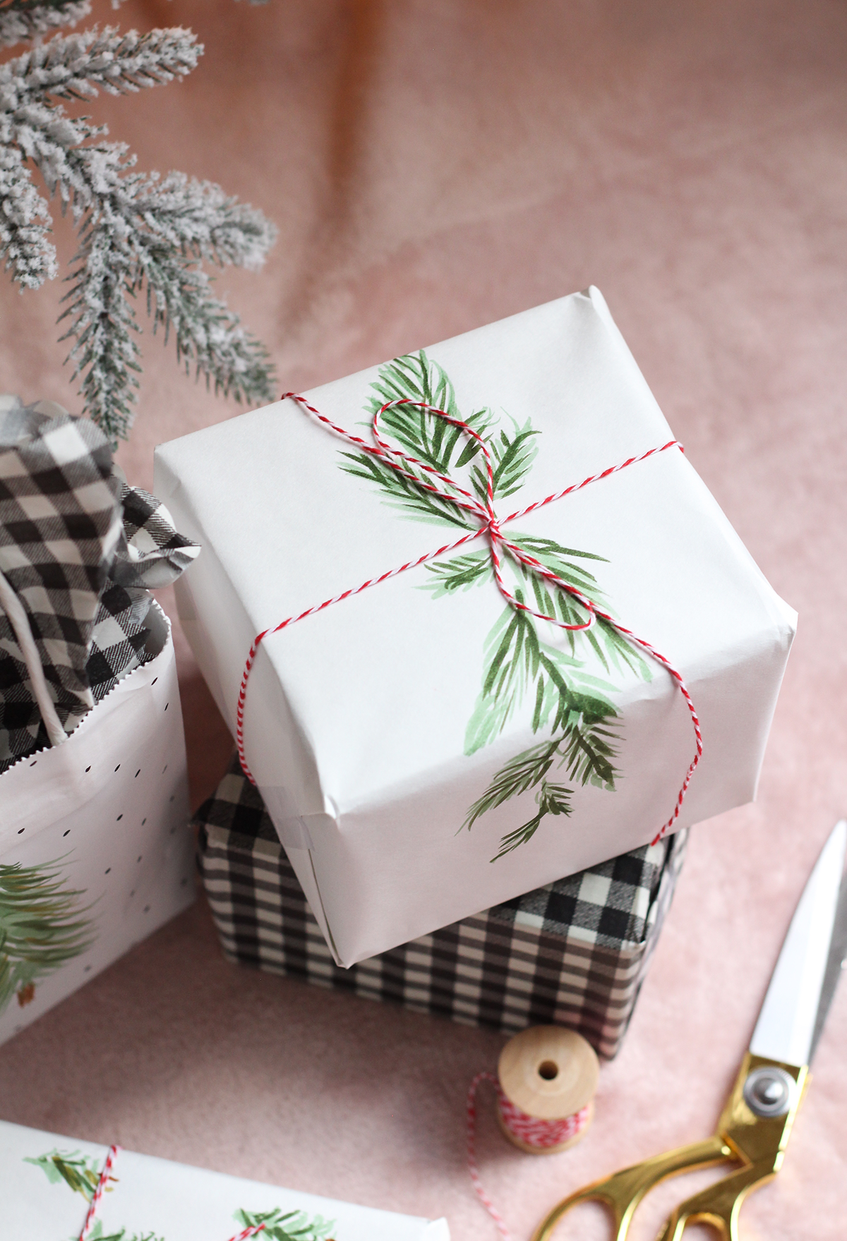 Simple DIY Holiday Gift Wrapping Idea 