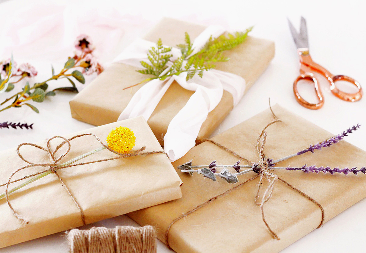 DIY Easy Spring Botanical Gift Wrap Idea