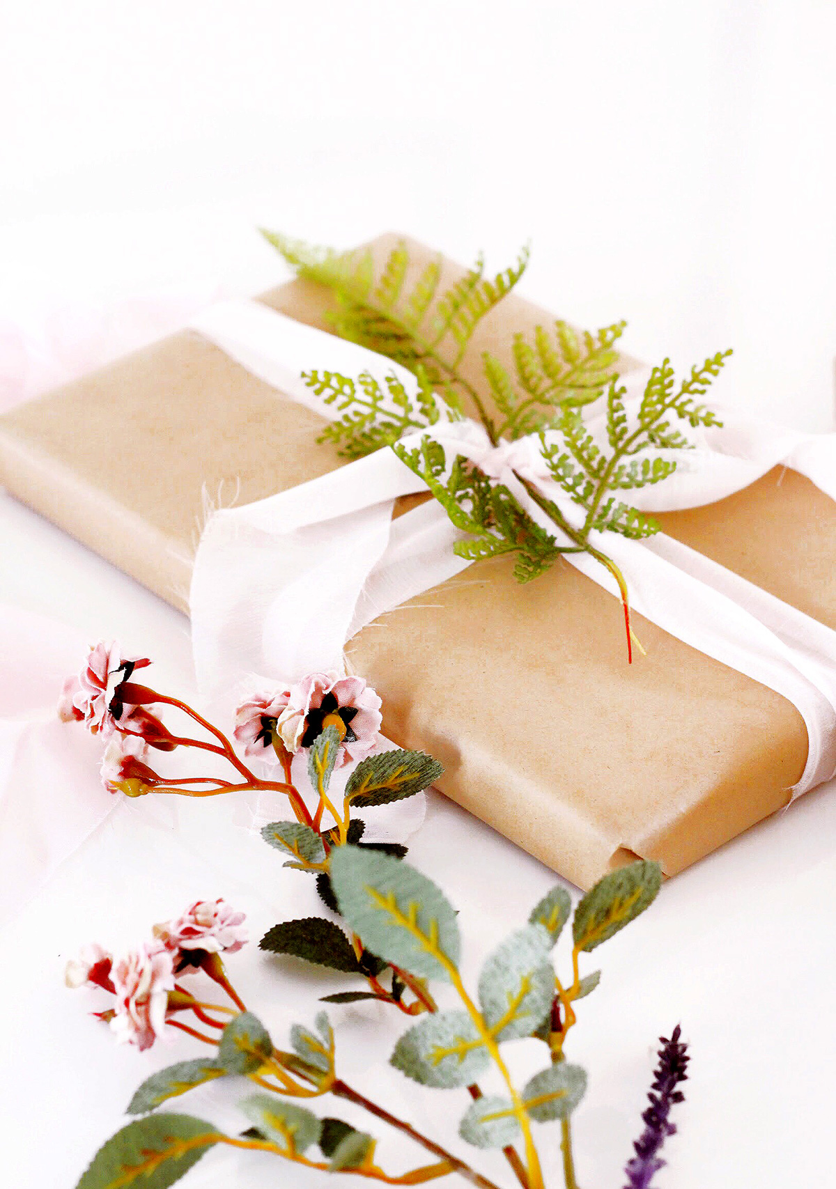 DIY Easy Spring Botanical Gift Wrap Idea